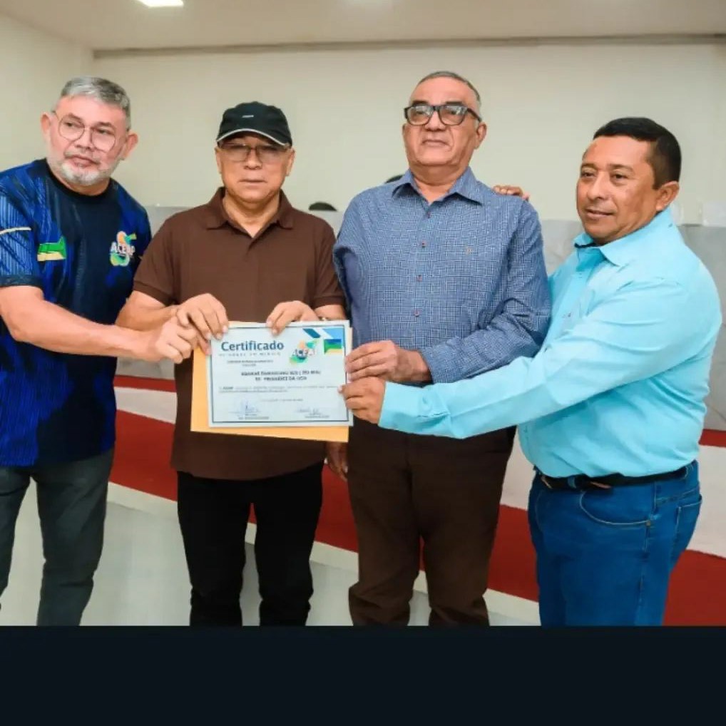 Parabéns Reis Ribamar, pela Honra ao mérito da presidência da Liga Desportiva de Mazagão, recebida das mãos do ex-prefeito Dudão e prefeito Chico Nó