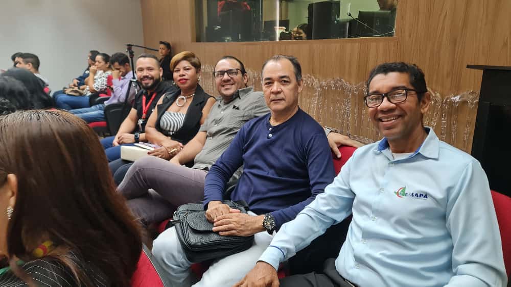 Jornalistas prestigiando o evento