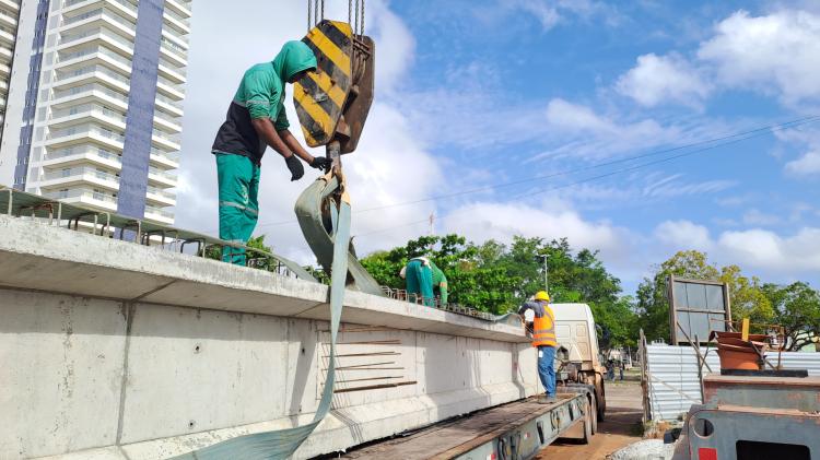 Vigas de concreto da Ponte Sérgio Arruda são transportadas
