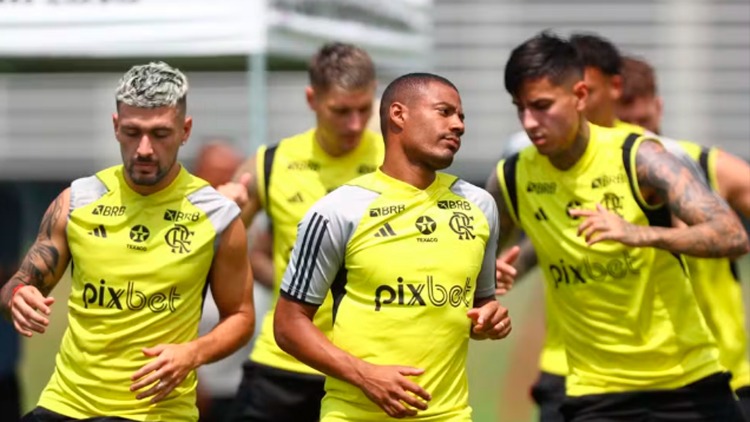 Pulgar e Ayrton Lucas voltam a treinar 