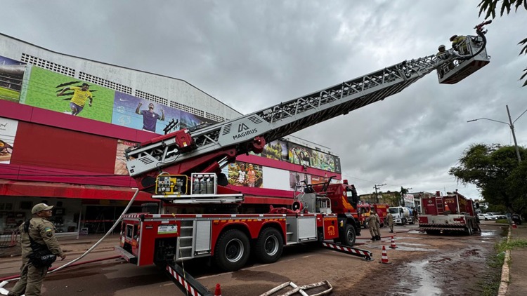 Autoescada mecânica do Corpo de Bombeiros possibilita combate eficiente de incêndio em Santana