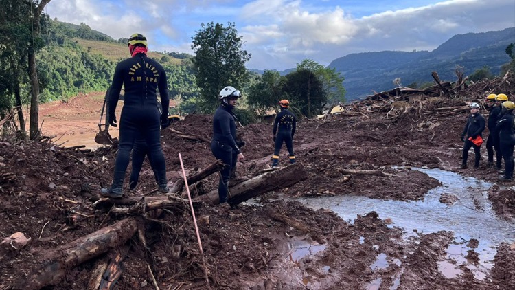 Militares do Corpo de Bombeiros do Amapá atuam na busca de vítimas em área de deslizamento de terra no Rio Grande do Sul