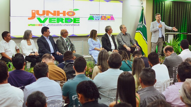 Extrativistas comemoram assinatura da instrução normativa