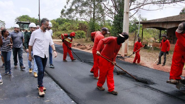 Governador Clécio Luís acompanha reta final da pavimentação asfáltica no ramal Porto de Céu