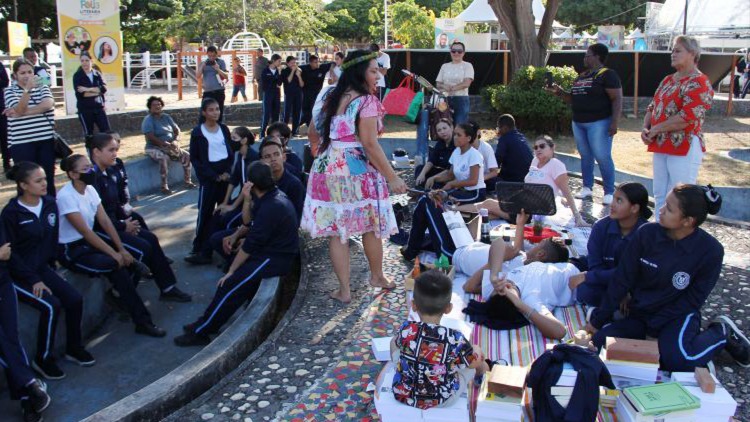 Público recebe orientações sobre Rede de Atendimento à Mulher durante Folia Literária Internacional do Amapá