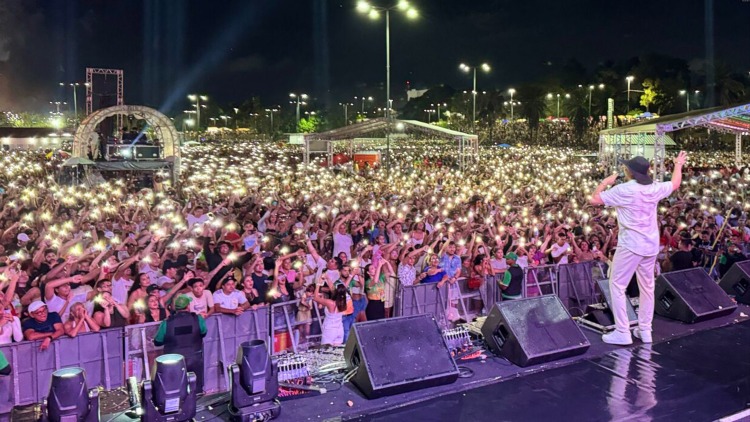 Virada de ano com Viviane Batidão, Natanzinho Lima e e Rubi reúne uma multidão na Praça Jacy Barata Jucá 