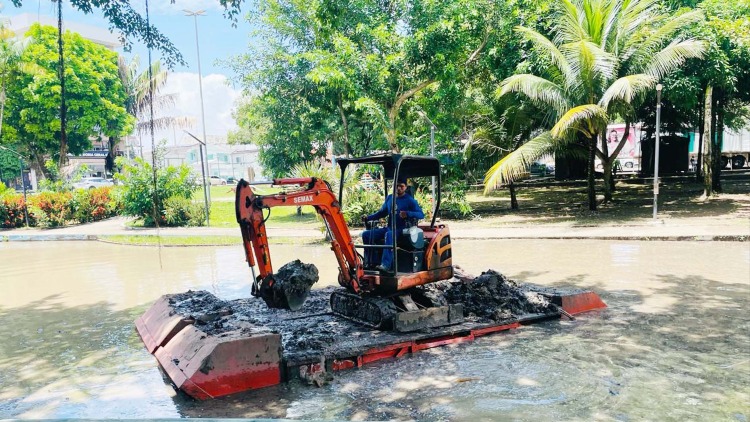 Limpeza da lagoa da Praça Floriano Peixoto