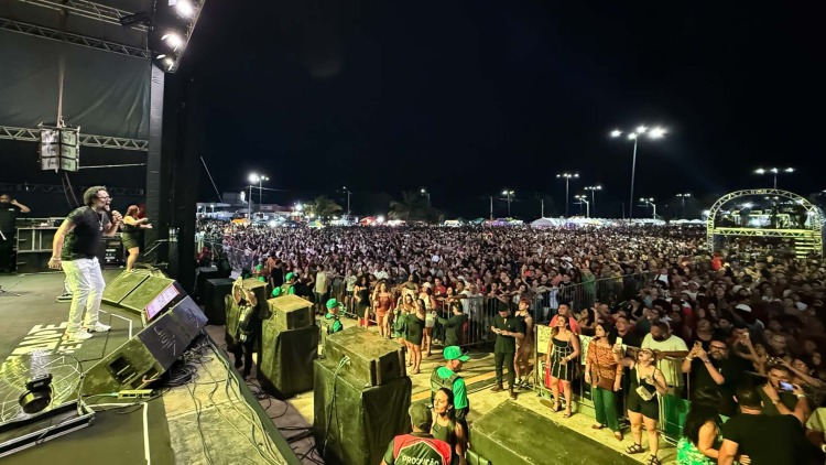 Xande de Pilares leva multidão à Praça Jacy Barata Jucá na Semana do Trabalhador em Macapá