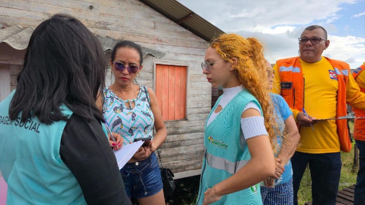 Prefeitura de Macapá presta assistência a famílias atingidas por incêndio no bairro Jardim Marco Zero