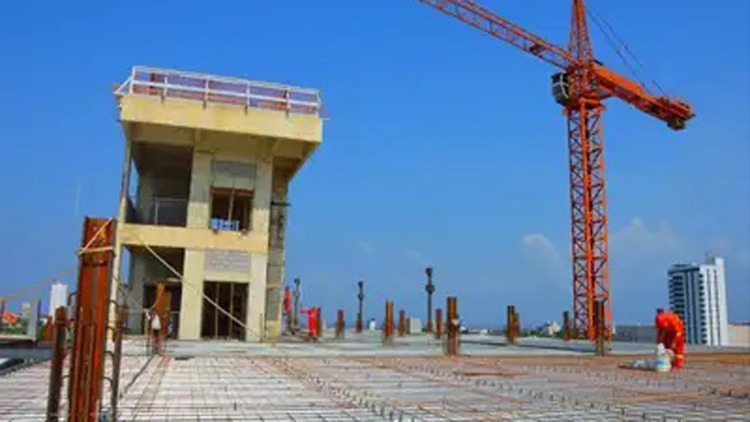 Com cinco pavimentos já erguidos, Governo do Amapá avança na obra do novo HE de Macapá com a concretagem do heliponto