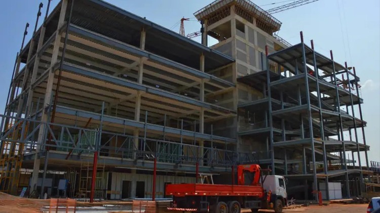 Com cinco pavimentos já erguidos, Governo do Amapá avança na obra do novo HE de Macapá com a concretagem do heliponto