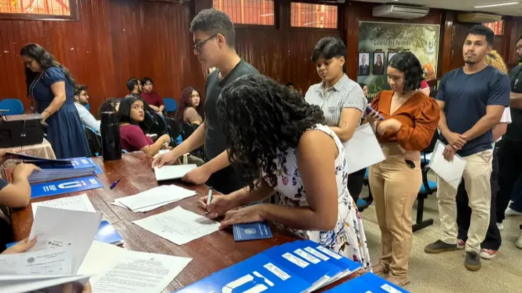 Estudantes da Ueap aprovados no programa de monitoria da universidade assinam Termo de Compromisso