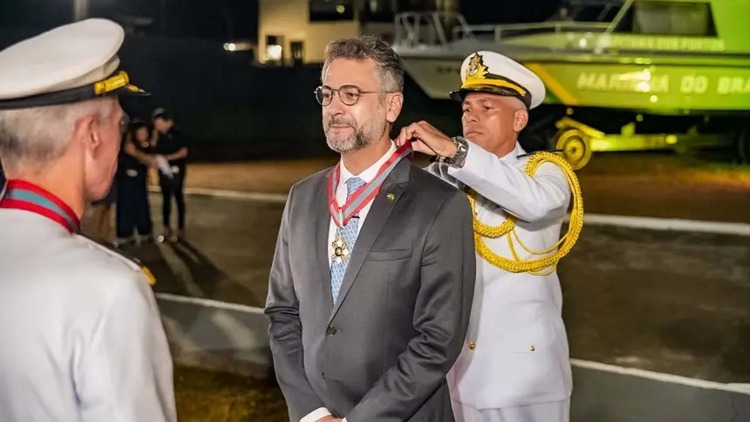 Governador do Amapá, Clécio Luís recebe Medalha do Mérito Naval: 'fruto de anos de parceria'