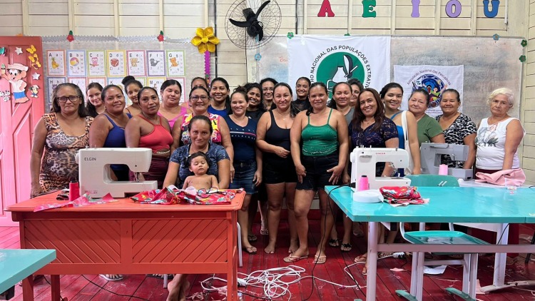 Oficina de corte e costura fortalece geração de renda para mulheres do Franquinho, no Bailique