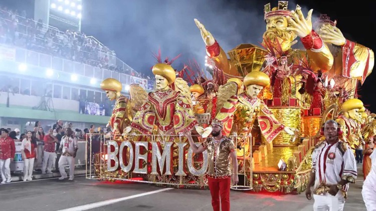 Boêmios do Laguinho encerra 1º dia no Sambódromo com mensagem de renascimento