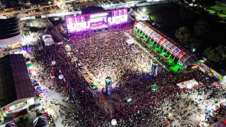 Ana Castela anima multidão com sucessos do sertanejo na Expofeira 2026