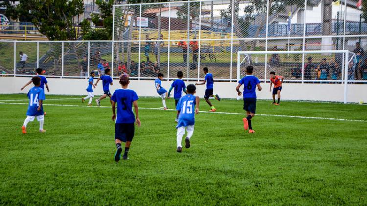 Com jogo de futebol festivo, Prefeitura de Macapá entrega Arena Boné Azul revitalizada