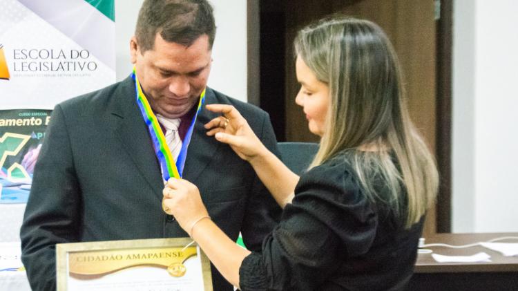 Alap encerra curso sobre orçamento e concede título de cidadão amapaense a ministrante