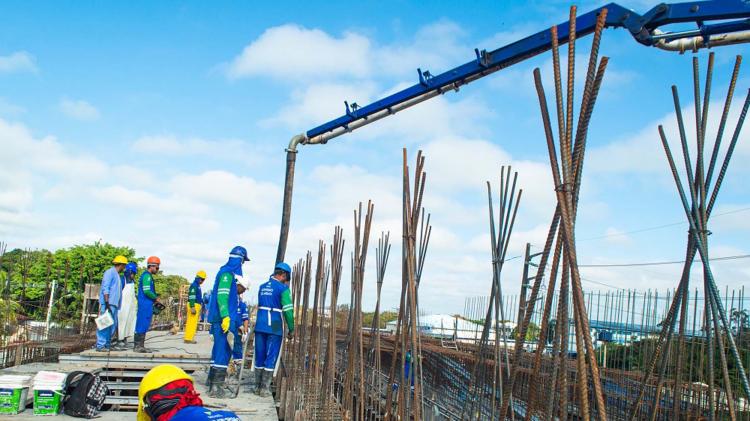 Viaduto da Integração: laje que irá receber as pistas no alto do viaduto é concluída