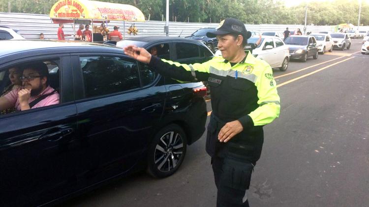 CTMac inicia blitze educativas que orientam motoristas sobre mudanças nos sentidos de vias em Macapá