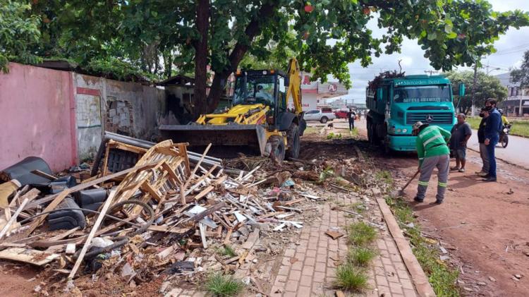 Prefeitura de Macapá notifica responsáveis por obstrução de calçadas nas vias da cidade