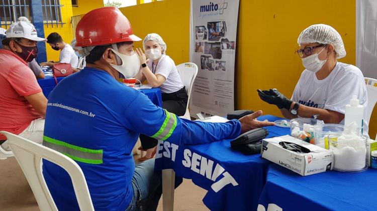 Posto de vacinação instalado em rodovia atende motoristas profissionais