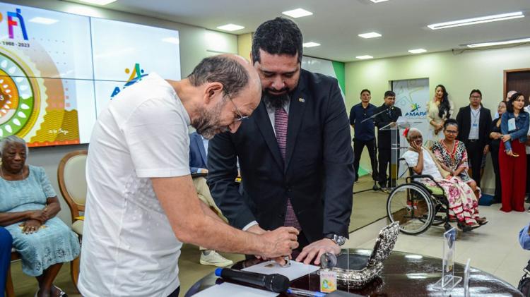 Linha do Equador, sol e rios inspiram artista Ralfe Braga na criação do selo postal Amapá 80 anos