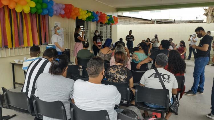 Prefeitura entrega cestas básicas à população LGBTQIA+ cadastrada no CadUnico