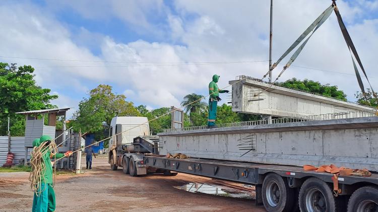 Vigas de concreto da Ponte Sérgio Arruda são transportadas