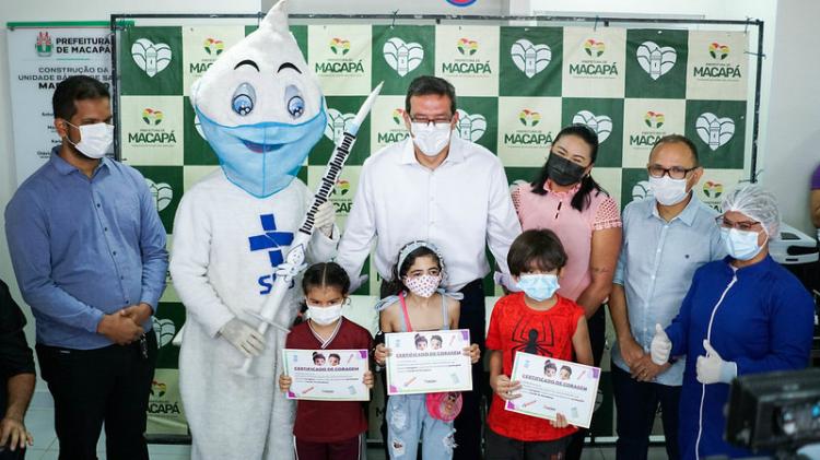 Prefeito de Macapá vacina 1° criança contra a Covid-19 na cidade