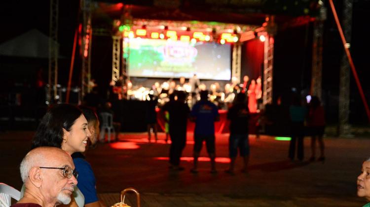 Apresentação de orquestra no Feirão Natalino, em Macapá