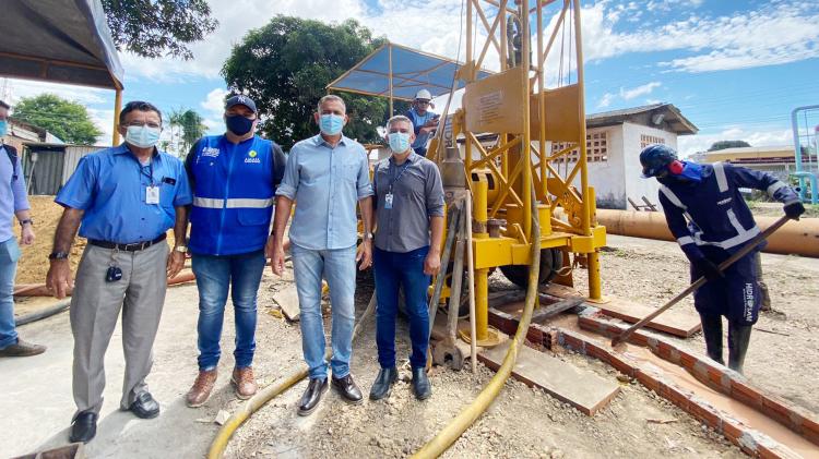 Waldez vistoria obras do novo poço profundo no bairro Paraíso, em Santana