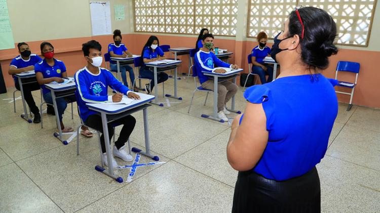 Waldez Góes anuncia pagamento de abono salarial a profissionais da Educação