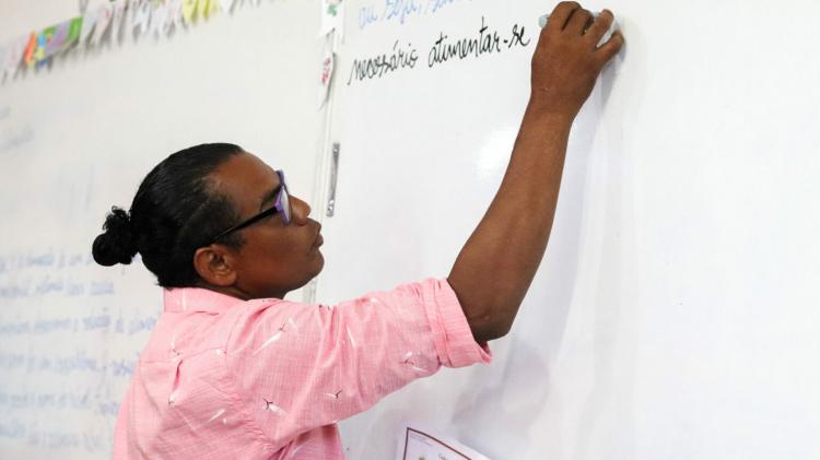 Da reciclagem ao magistério: a trajetória de um professor até a aprovação no concurso da Educação de Macapá