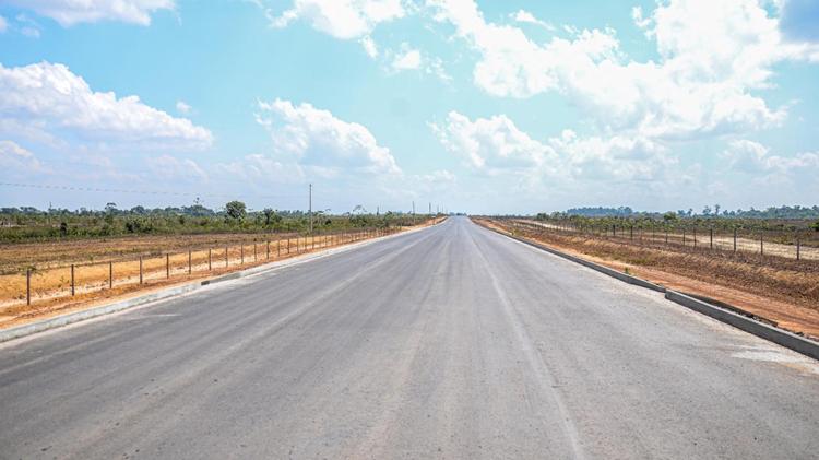 Com mais de 8 KM de asfalto concluídos, governador Clécio Luís faz vistoria nas obras do Ramal do Farinha Seca, em Macapá