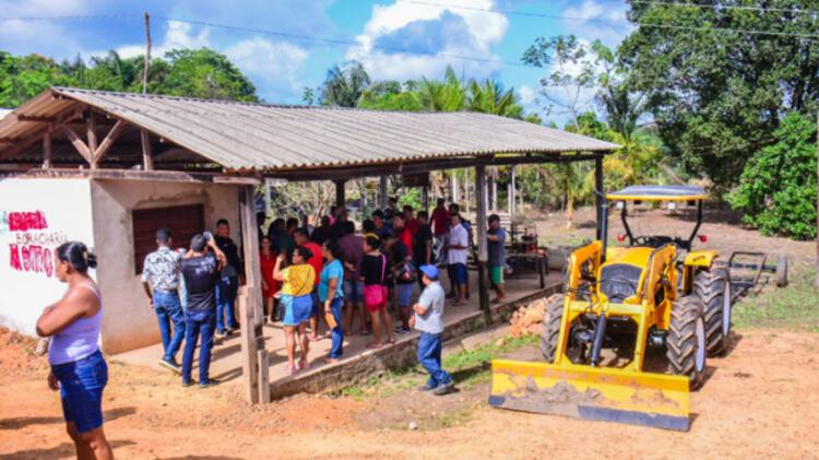 Prefeitura de Macapá entrega novo trator aos produtores da Comunidade Corre Água
