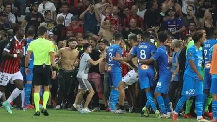 Governo francês quer punições após pancadaria entre jogadores e torcida em Nice x Olympique de Marselha