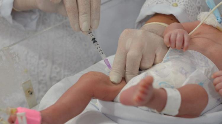 Bebês recebem vacina hexavalente na Maternidade Mãe Luzia