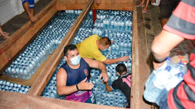 SOS Bailique: Chegam os primeiros 6 mil fardos de água mineral enviados pela Prefeitura de Macapá