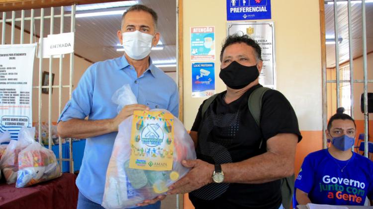 Governador participa de entrega de cestas do Programa Merenda em Casa, em Macapá
