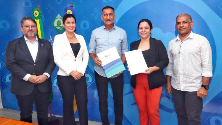 Waldez assina contrato definitivo de doação de terreno para o novo Hospital de Emergência e Urgência