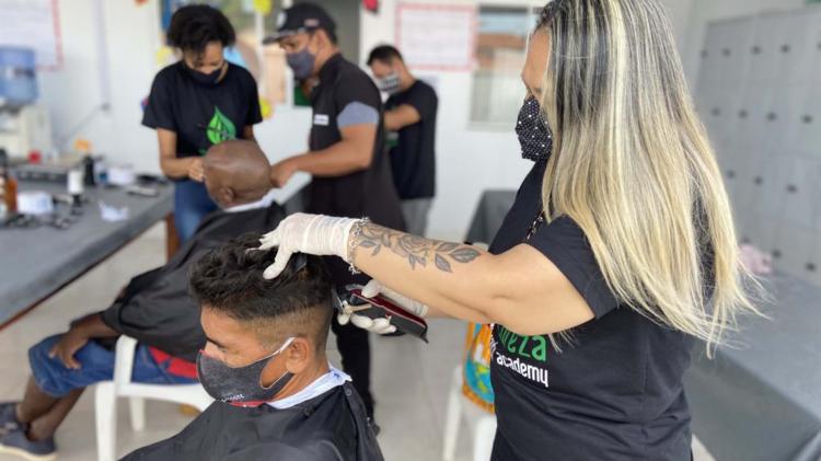 ‘Autoestima renovada’, conta usuária do Centro Pop atendida com corte de cabelo