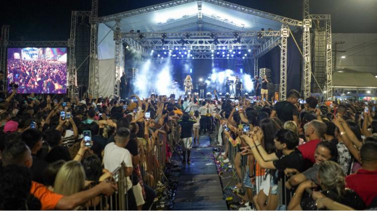 Artistas locais e atração nacional reúnem multidão no encerramento do aniversário  da cidade no Mercado Central