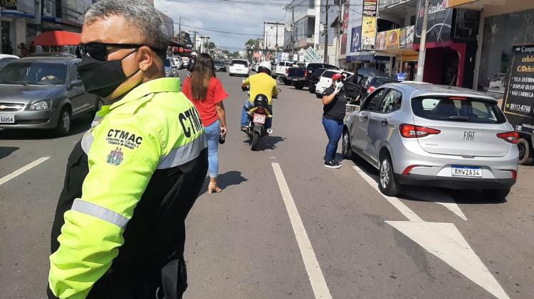 CTMac realiza blitz educativa sobre implantação do binário das avenidas Padre Júlio e Cora