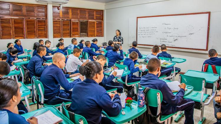 Governo do Amapá pede urgência na aprovação de PLC para pagar abono salarial aos servidores da Educação