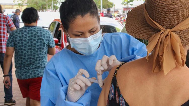 Covid-19: Semsa vacinará pessoas de 49 anos nascidas entre julho e dezembro nesta terça-feira (15)