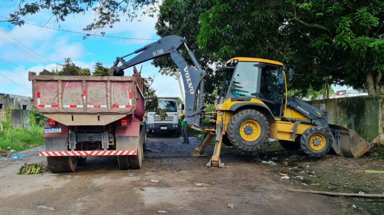 Prefeitura remove 100 toneladas de entulho em lixeira irregular no bairro Novo Horizonte, na zona norte de Macapá