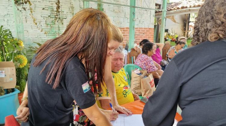 Família que teve casa destruída por incêndio no Centro de Macapá recebe assistência da Prefeitura