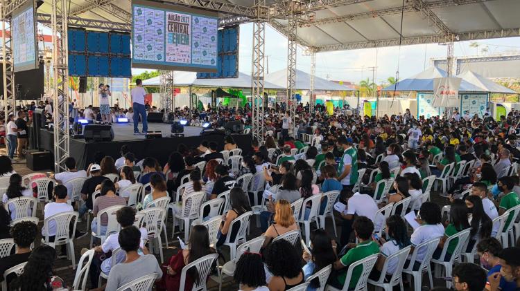 ‘O Aulão da Central do Enem ajuda muito nessa reta final de estudo’, diz aluna