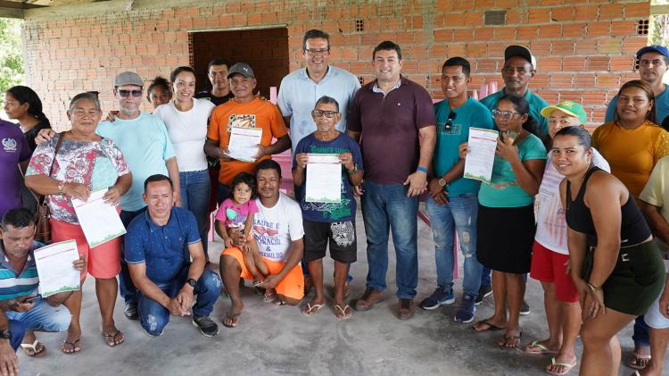 Prefeitura de Macapá entrega licenciamentos ambientais para produtores rurais